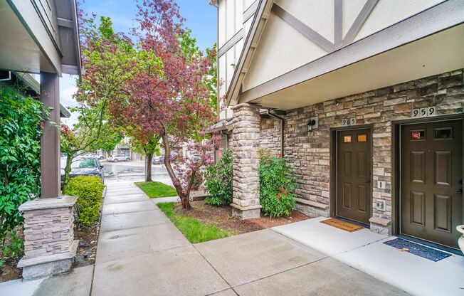 2/2.5 bth Townhome + Attached Garage + A/C + W/D + Balcony
