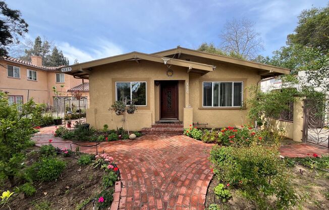 MOVE-IN READY 3+2 w/hardwood floors + stainless steel appliances!