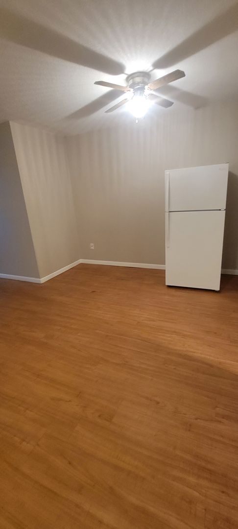 2 beds, 1 bath, $695, Unit Apt 1