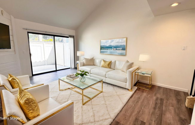 <<< spacious mast bedroom, pool, new kitchen, attached garage >>>