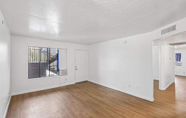 3 beds, 1 bath, 950 sqft, $975, Unit 201