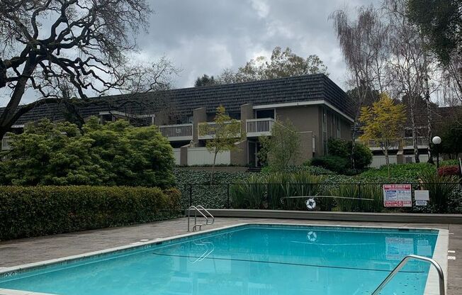 Lovely 2-Bedroom Apartment in Sharon Heights