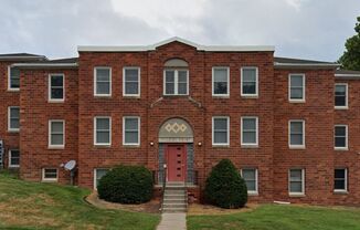 Hillside Court Apartments (3108 Davenport St.)