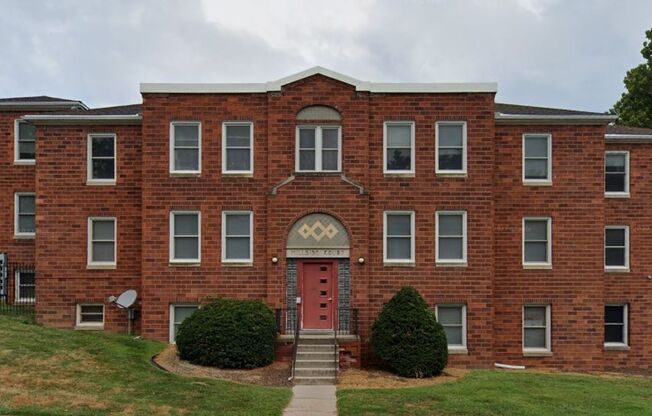 Hillside Court Apartments (3108 Davenport St.)