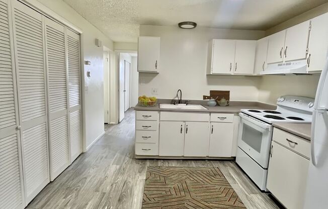 2 beds, 1 bath, 935 sqft, $1,299, Unit 27