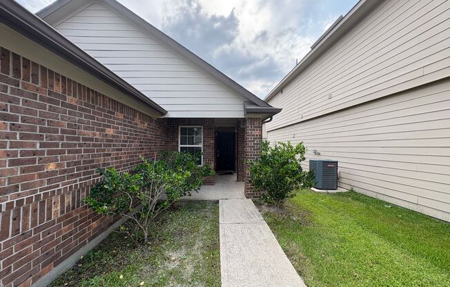 Don't miss out this spacious 4B2B Home in EVERGREEN VILLAS 77044