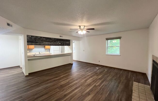 3 Bedroom/2 Bathroom Oakridge Apartments Unit!