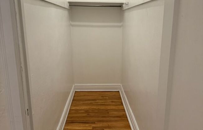 Studio, 1 bath, 294 sqft, $1,225, Unit New King Edward 210