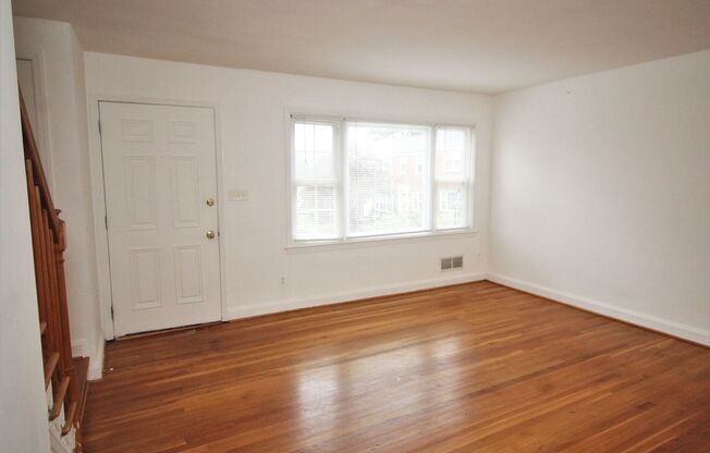 Lovely Towson 3bd/2ba Rowhome w/ CAC & W/D & more! Available 8/15