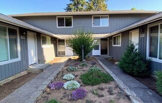 Renovated 2 Bedroom, 1 Bath Apt in Inner Milwaukie