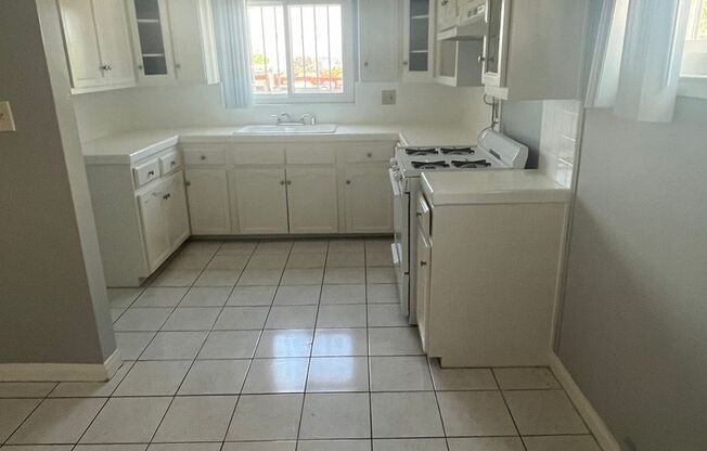 2 beds, 1 bath, $2,200