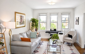 2 beds, 1 bath, 833 sqft, $2,700, Unit 42