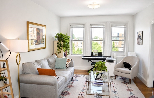 2 beds, 1 bath, 833 sqft, $2,700, Unit 42