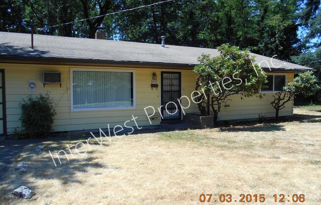 3 Bedroom Ranch Style on Cul De Saq with Fenced Yard, Wood Stove & Garage!