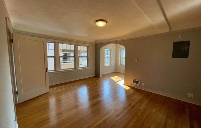 Queens Court Condo #310 - Top Floor Corner Unit - W/S/G included in rent!