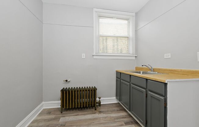 2 beds, 1 bath, $1,800, Unit 957-3