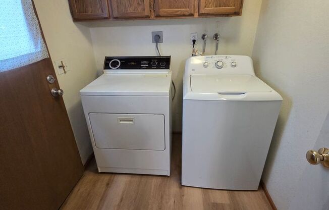 Adorable Maple Leaf ADU with Private Entrance- 2 Bedroom\1 Bathroom