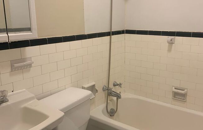 1 bed, 1 bath, $750, Unit C