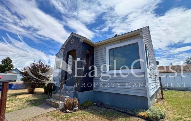 Charming 2-Bedroom Home with Modern Finishes & Open Yard