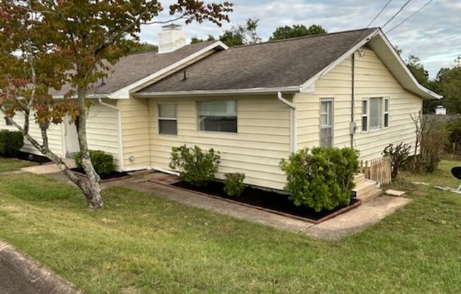 BEAUTIFUL 3 BD, 2 BA Ranch Style home with Large Unfinished Basement in Oak Ridge