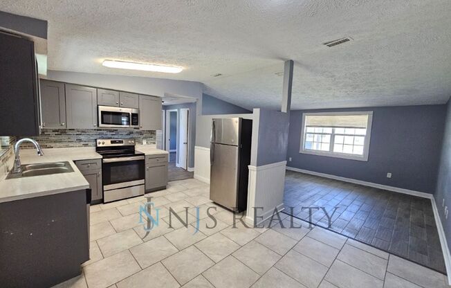 Gorgeous 3/1 1080sf with UPDATED kitchen, STAINLESS appliances, UPDATED bath and NEW FLOORS!!!