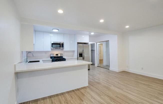 1223 N. Beachwood Dr