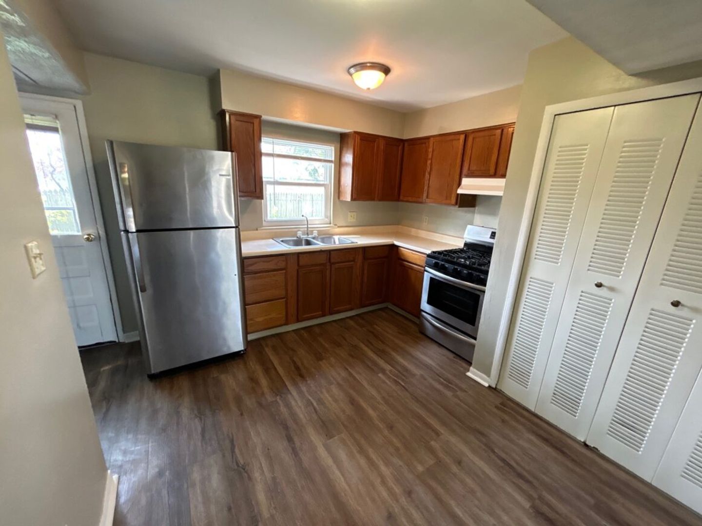 2 beds, 1 bath, $950, Unit 6