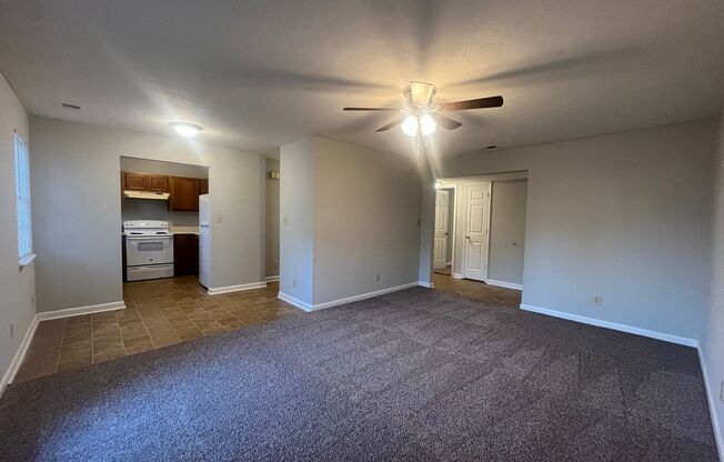 2 beds, 1 bath, 800 sqft, $775, Unit Apt B