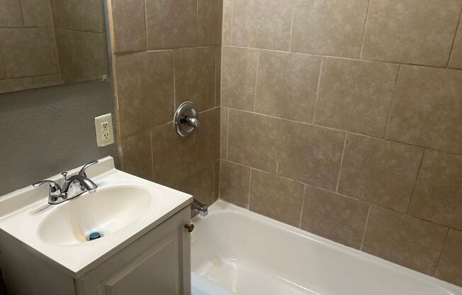 2 beds, 1 bath, 750 sqft, $1,070, Unit B02 1016 17
