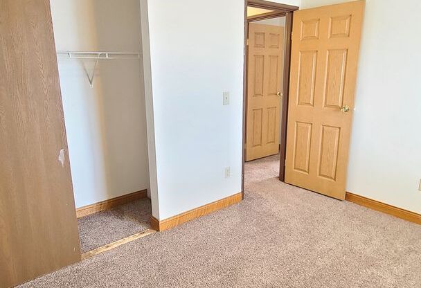 2 beds, 1 bath, 860 sqft, $740, Unit 126