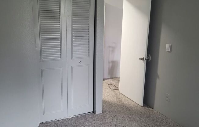 3 beds, 1 bath, 890 sqft, $1,700, Unit 505 H2