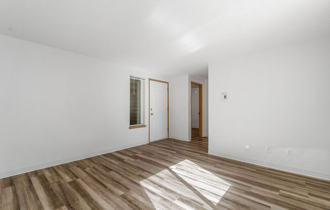 1 bed, 1 bath, 596 sqft, $1,300, Unit L-103