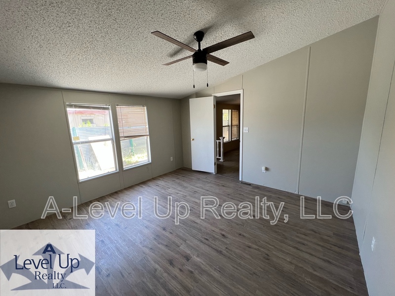 315 W LEE ST
