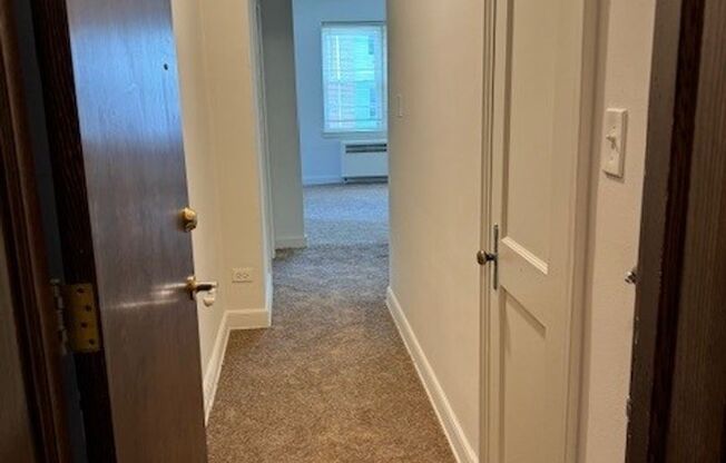 1 bed, 1 bath, 697 sqft, $1,400, Unit 00 - 21452C