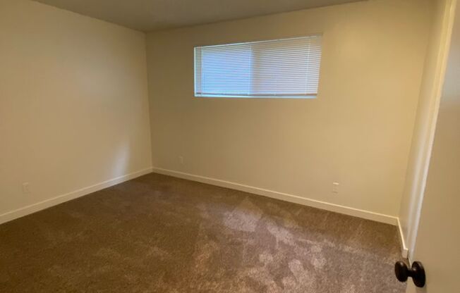 3 beds, 1 bath, $1,650, Unit 374W