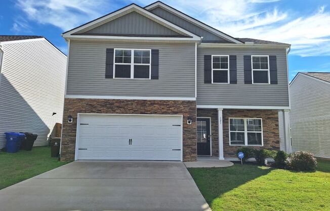 Stunning 3bd/2.5 bath with designer paint colors located in Oak Ridge