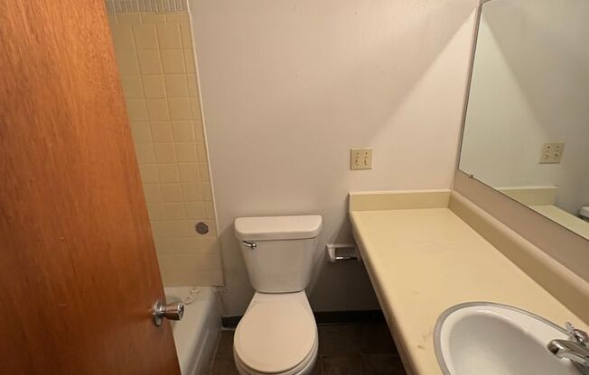 3 beds, 1.5 baths, 1,137 sqft, $1,599, Unit 4058 - 5