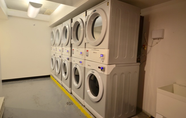 2 beds, 2 baths, $5,832, Unit PHJ