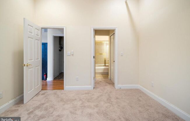 2 beds, 2 baths, 988 sqft, $2,100, Unit 215