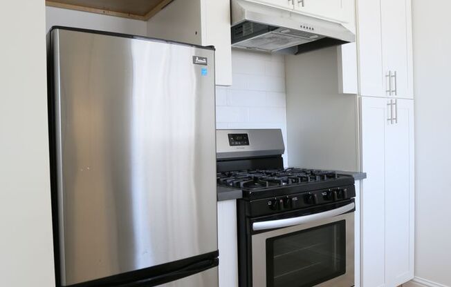 OPEN HOUSE: Sunday (7/6) 1:00pm-1:30pm. Contemporary, bright 1BR/1BA on the west side of Lake Merritt in Oakland's Civic Center neighborhood (1568 Madison #12A)