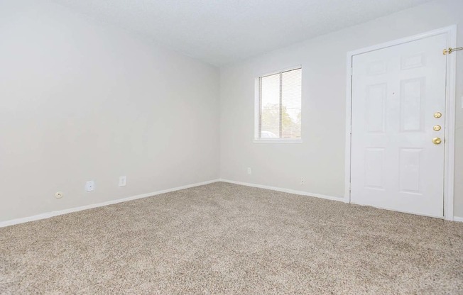 Vacant Living Area at Castlewood Apartments, Clute, TX, 77531