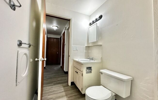 2 beds, 1 bath, $1,095, Unit A