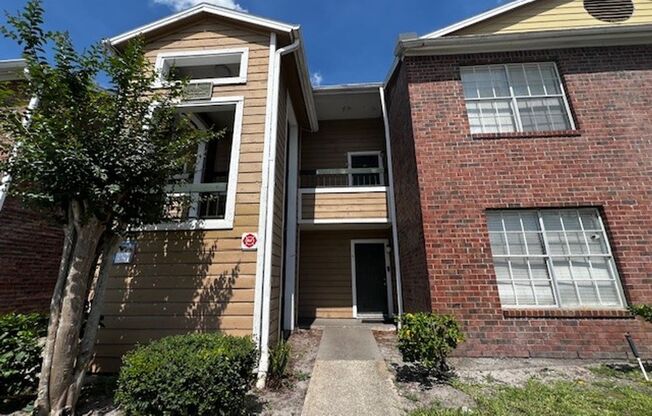 MOVE IN NOW!! Spacious 3 x2 on 2nd floor with screened in porch!! All tile floors!!