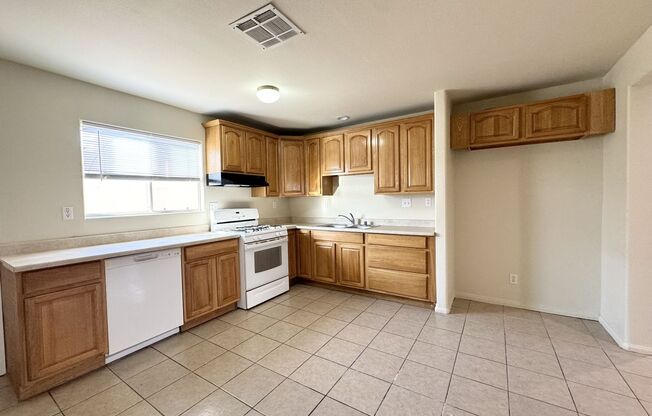 AVAILABLE NOW!!! 3 Bedroom 2 Bathroom Duplex in Indio!