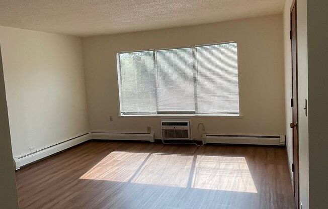 2 beds, 1 bath, 900 sqft, $1,100, Unit 302