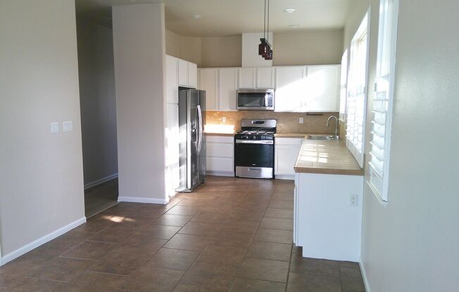 3 beds, 2 baths, $2,500