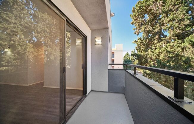 2 beds, 2 baths, 895 sqft, $2,048, Unit 102