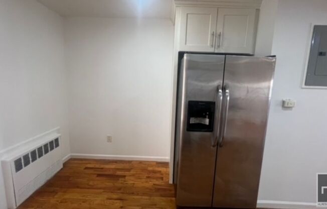 2 beds, 1 bath, $2,800, Unit 2