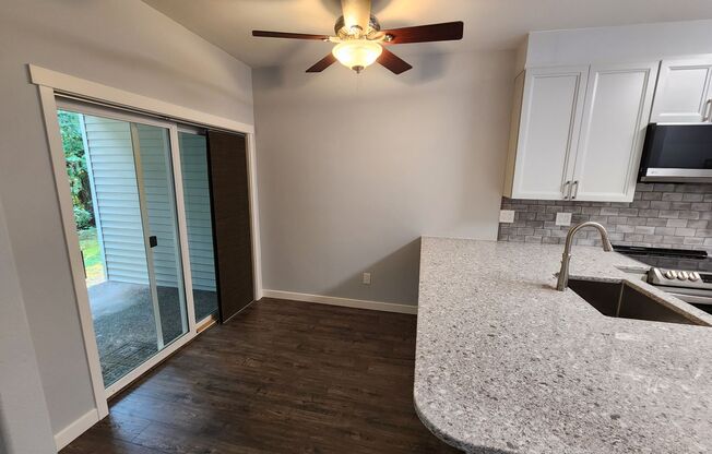 REMODELED Ground Floor Condo - Close to Woodinville & Kirkland
