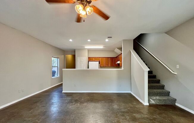 Townhouse in Woodlake Golf Vista!